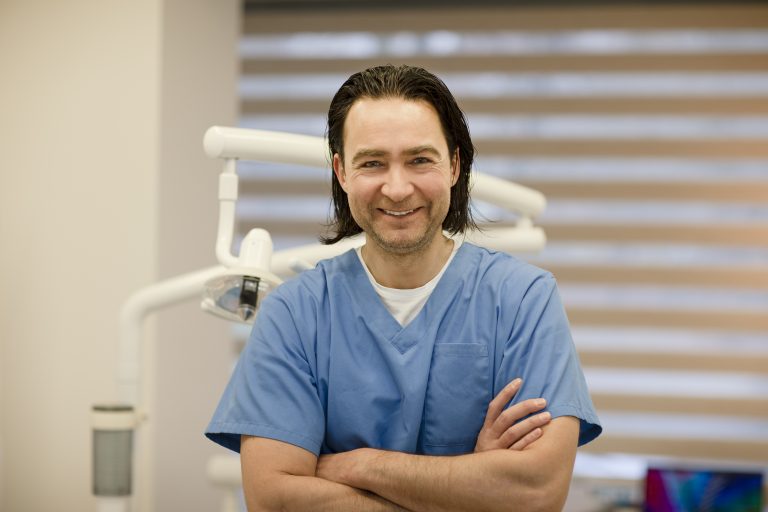 Gydytojas odontologas Mindaugas Jakutis - dantų vainikėliai