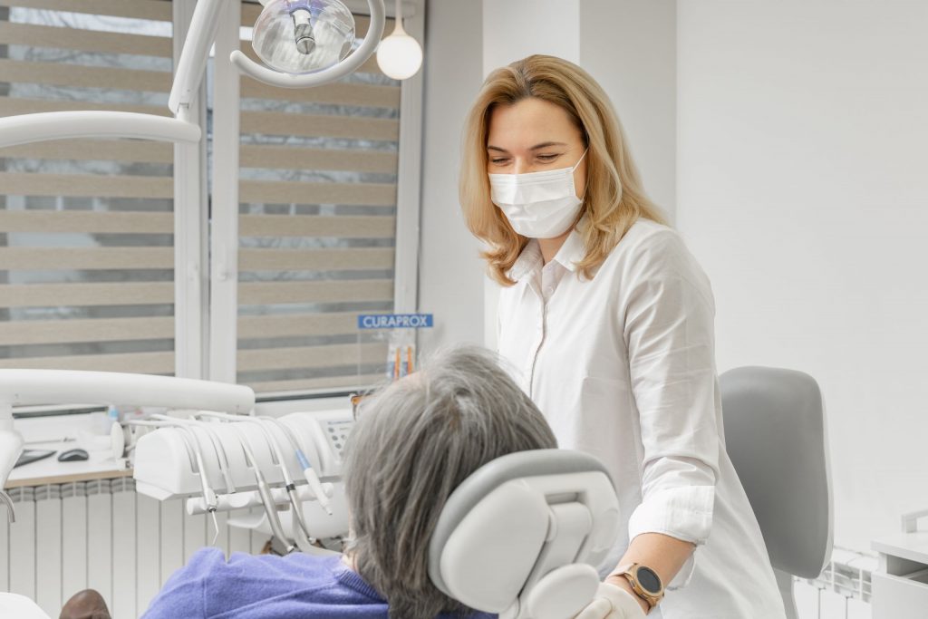 Odontologijos paslaugos: odontologo konsultacija, dantų balinimas, Profesionali burnos higiena, Dantų laminatės